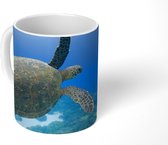 Mok - Koffiemok - Groene zwemmende schildpad fotoprint - Mokken - 350 ML - Beker - Koffiemokken - Theemok