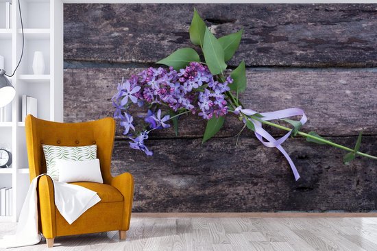 Bouquet de lilas violets sur table en bois papier peint photo 330x220 cm - Tirage photo sur papier peint