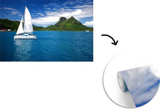 Behang - Fotobehang Zeilboot vaart langs de groene kust - Breedte 390 cm x hoogte 260 cm