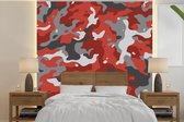 Behang - Fotobehang Rood met grijs camouflage patroon - Breedte 350 cm x hoogte 350 cm