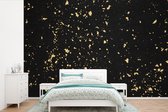 Behang - Fotobehang Gouden vlokken op een zwarte achtergrond - Breedte 390 cm x hoogte 260 cm