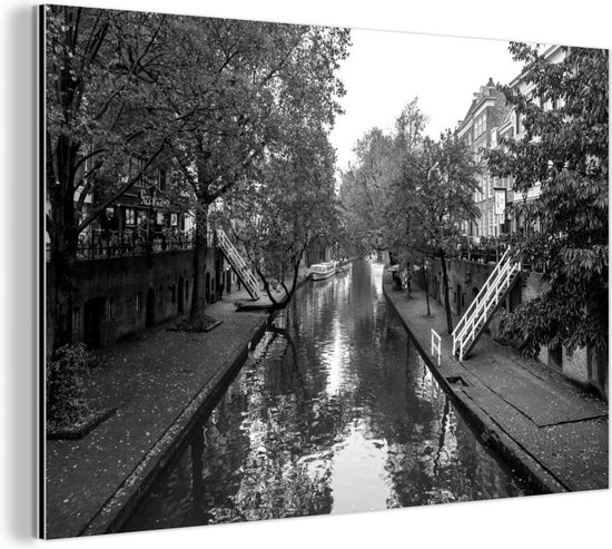 Wanddecoratie Metaal - Aluminium Schilderij Industrieel - Uitzicht op de Oude gracht in Utrecht - zwart wit - 90x60 cm - Dibond - Foto op aluminium - Industriële muurdecoratie - Voor de woonkamer/slaapkamer