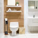 Een toiletborstelhouder met een zwarte houder en houten bodem naast een wit toilet.