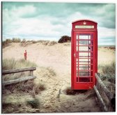 Dibond - Rode Telefooncel op het Strand - 50x50cm Foto op Aluminium (Wanddecoratie van metaal)