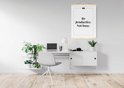 Werkplek met een bureau en een posterhanger met de inspirerende tekst 'Be productive. Not busy.'. Houten latten en ophangkoord.
