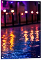 Tuinposter – Lichten Weerschitterend in het Water - 60x90cm Foto op Tuinposter  (wanddecoratie voor buiten en binnen)