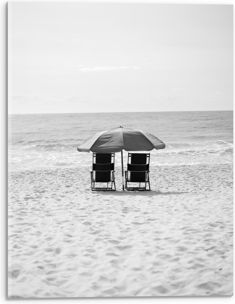 Acrylglas - Stoeltjes op het Strand met Parasol (zwart/wit) - 30x40cm Foto op Acrylglas (Wanddecoratie op Acrylglas)