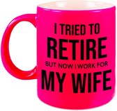 I tried to retire but now I work for my wife pensioen mok / beker neon roze afscheidscadeau 330 ml