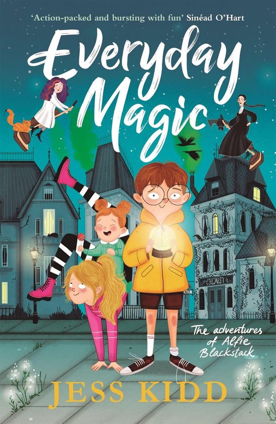 Boekomslag van 'Everyday Magic' met kinderen en twee heksen voor een griezelig huis met 'CHEMIST' erop.