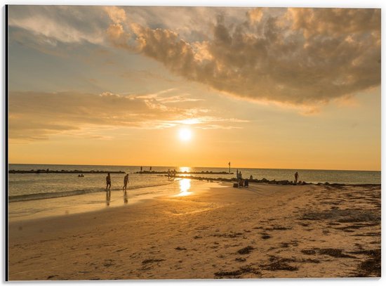 Dibond - Groot Strand en Zee met Mensen - 40x30cm Foto op Aluminium (Wanddecoratie van metaal)