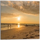 Dibond - Groot Strand en Zee met Mensen - 50x50cm Foto op Aluminium (Wanddecoratie van metaal)