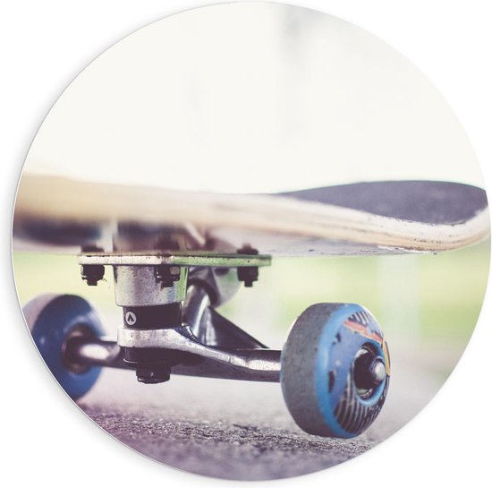 Forex Wandcirkel - Skateboard met Blauwe Wieltjes - 90x90cm Foto op Wandcirkel (met ophangsysteem)
