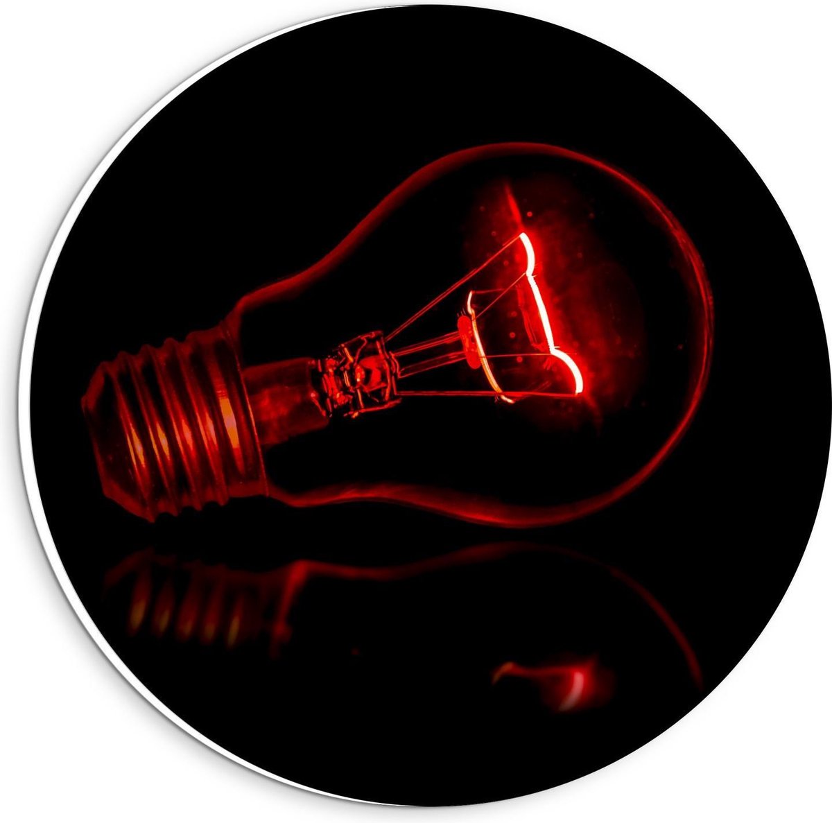 Forex Wandcirkel - Rode Gloeilamp op Zwarte Achtergrond - 20x20cm Foto op Wandcirkel (met 