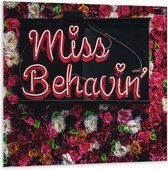 Forex - ''Miss Behavior'' op Bloemenachtergrond - 100x100cm Foto op Forex