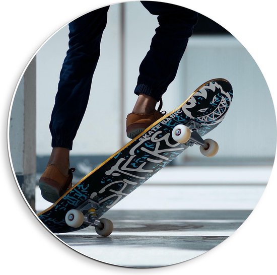 Forex Wandcirkel - Skateboarden met Gele Schoenen - 40x40cm Foto op Wandcirkel (met ophangsysteem)