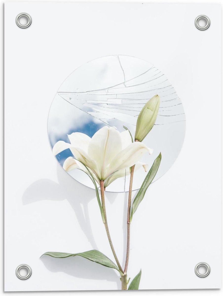 Tuinposter – Witte Bloem voor Gebroken Spiegel - 30x40cm Foto op Tuinposter (wanddecoratie