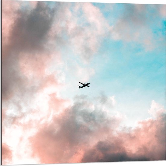 Dibond - Vliegtuig tussen de Wolken - 80x80cm Foto op Aluminium (Wanddecoratie van metaal)
