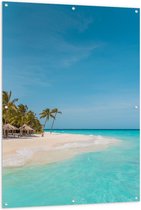 Tuinposter – Tropisch Wit Strand met Blauwe Zee en Palmbomen - 100x150cm Foto op Tuinposter  (wanddecoratie voor buiten en binnen)