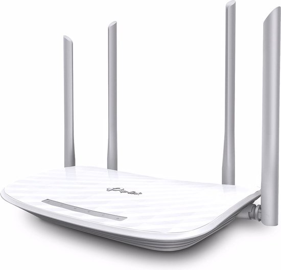Witte TP-Link Archer A5 router met vier antennes en een gestreept patroon.