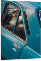 Dibond - Blauwe Auto  - 80x120cm Foto op Aluminium (Wanddecoratie van metaal)
