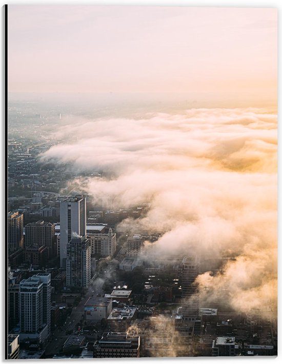 Dibond - Laag Hangende Wolken boven Stad - 30x40cm Foto op Aluminium (Wanddecoratie van metaal)