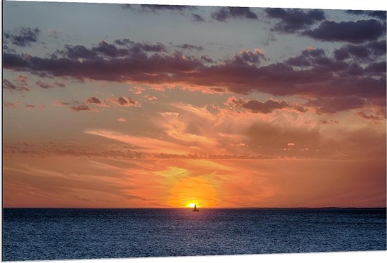 Dibond - Bootje op Zee naar de Zon - 120x80cm Foto op Aluminium (Wanddecoratie van metaal)