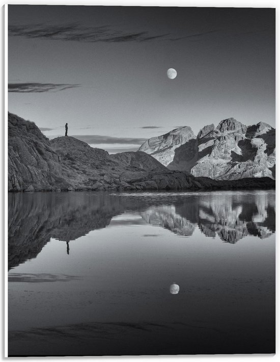 Forex - Bergen met Water en Maan (zwart/wit) - 30x40cm Foto op Forex
