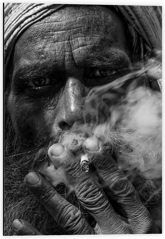Dibond - Rokende man Zwart - Wit - Foto op Aluminium (Wanddecoratie van metaal)