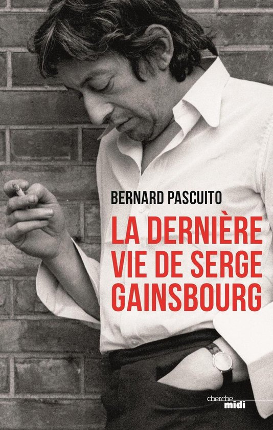 Couverture du livre "La dernière vie de Serge Gainsbourg" avec une photo en noir et blanc de Serge Gainsbourg en train de fumer.