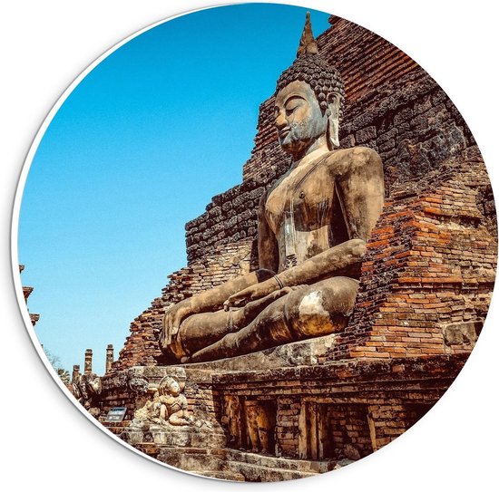 Ronde wanddecoratie met een zittend Boeddhabeeld in de historische ruïnes van Sukhothai, Thailand.