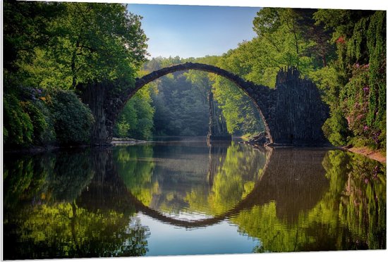 Forex - Rivier met Ronde Brug - 120x80cm Foto op Forex