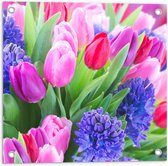Tuinposter – Lavendel tussen Tulpen - 50x50cm Foto op Tuinposter  (wanddecoratie voor buiten en binnen)