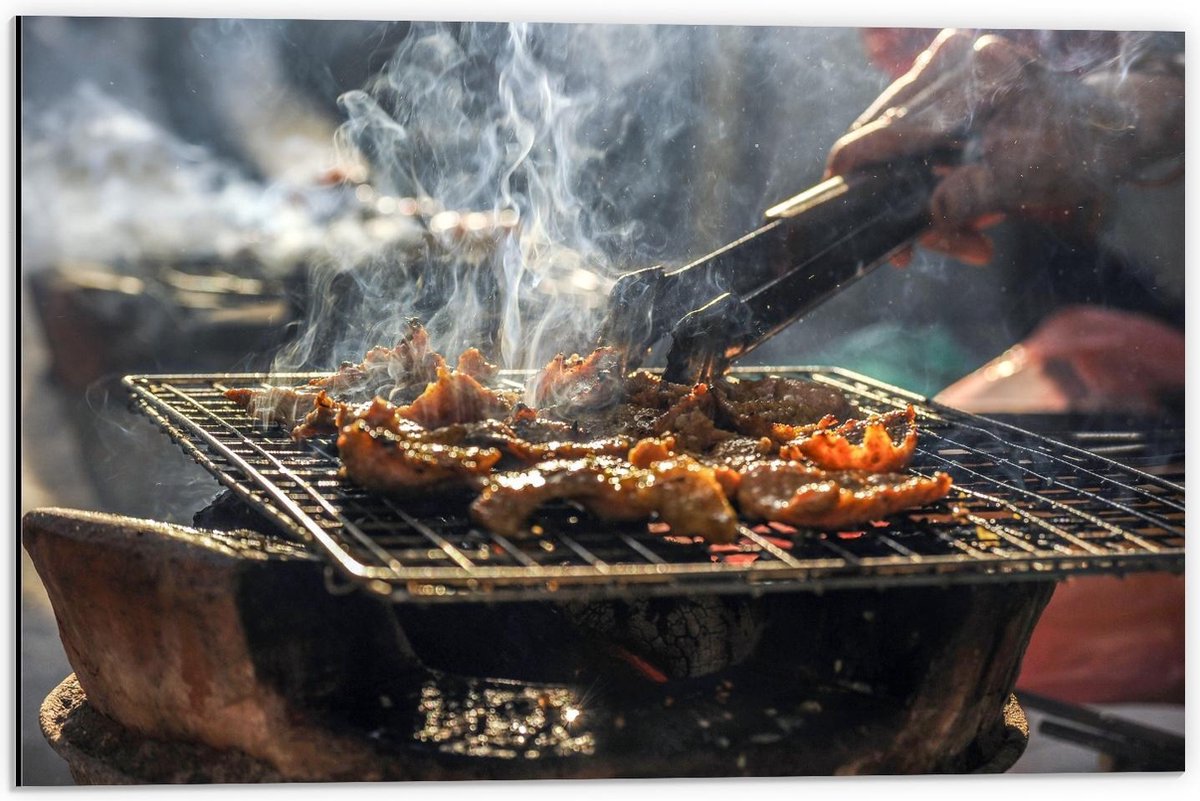 Dibond - Barbecue met Rokend Vlees - 60x40cm Foto op Aluminium (Met Ophangsysteem)