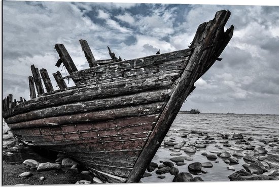 Dibond - Houten Wrak uit de Scheepsvaart - 90x60cm Foto op Aluminium (Met Ophangsysteem)