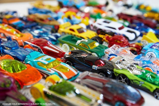 Close-up van een verzameling kleurrijke Hot Wheels speelgoedauto's.