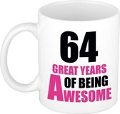 64 great years of being awesome cadeau mok / beker wit en roze