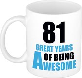 81 great years of being awesome cadeau mok / beker wit en blauw