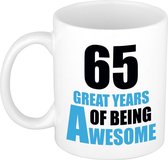 65 great years of being awesome mok wit en blauw - cadeau mok / beker - 29e verjaardag / 65 jaar