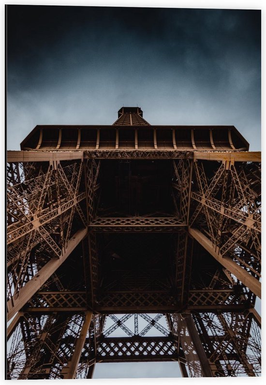 Dibond - Onderkant van de Eiffeltoren in Parijs  - 40x60cm Foto op Aluminium (Wanddecoratie van metaal)