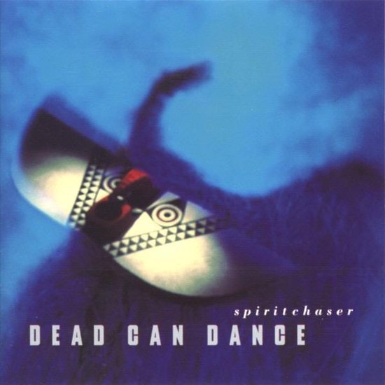 Albumhoes met een masker en blauwe vacht, tekst 'DEAD CAN DANCE spiritchaser'.
