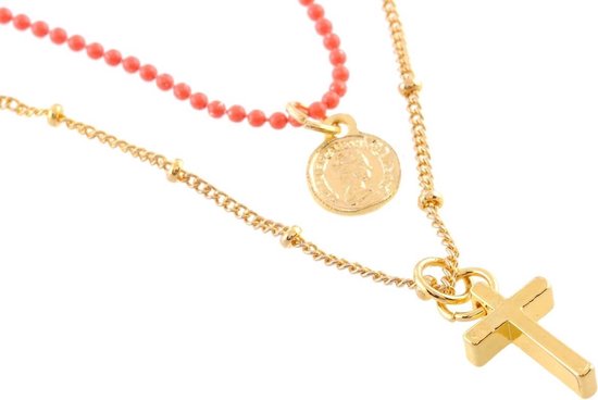 Close-up van gouden ketting met munt en kruishanger, met koraalrode kraaltjes.