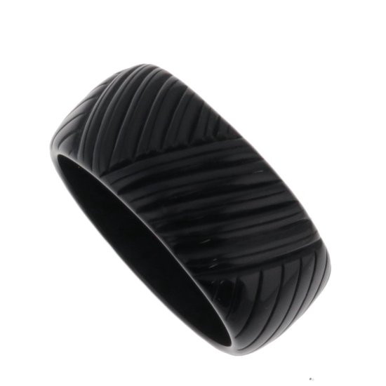 Zwarte bangle met gedetailleerd reliëfpatroon van schuine lijnen.
