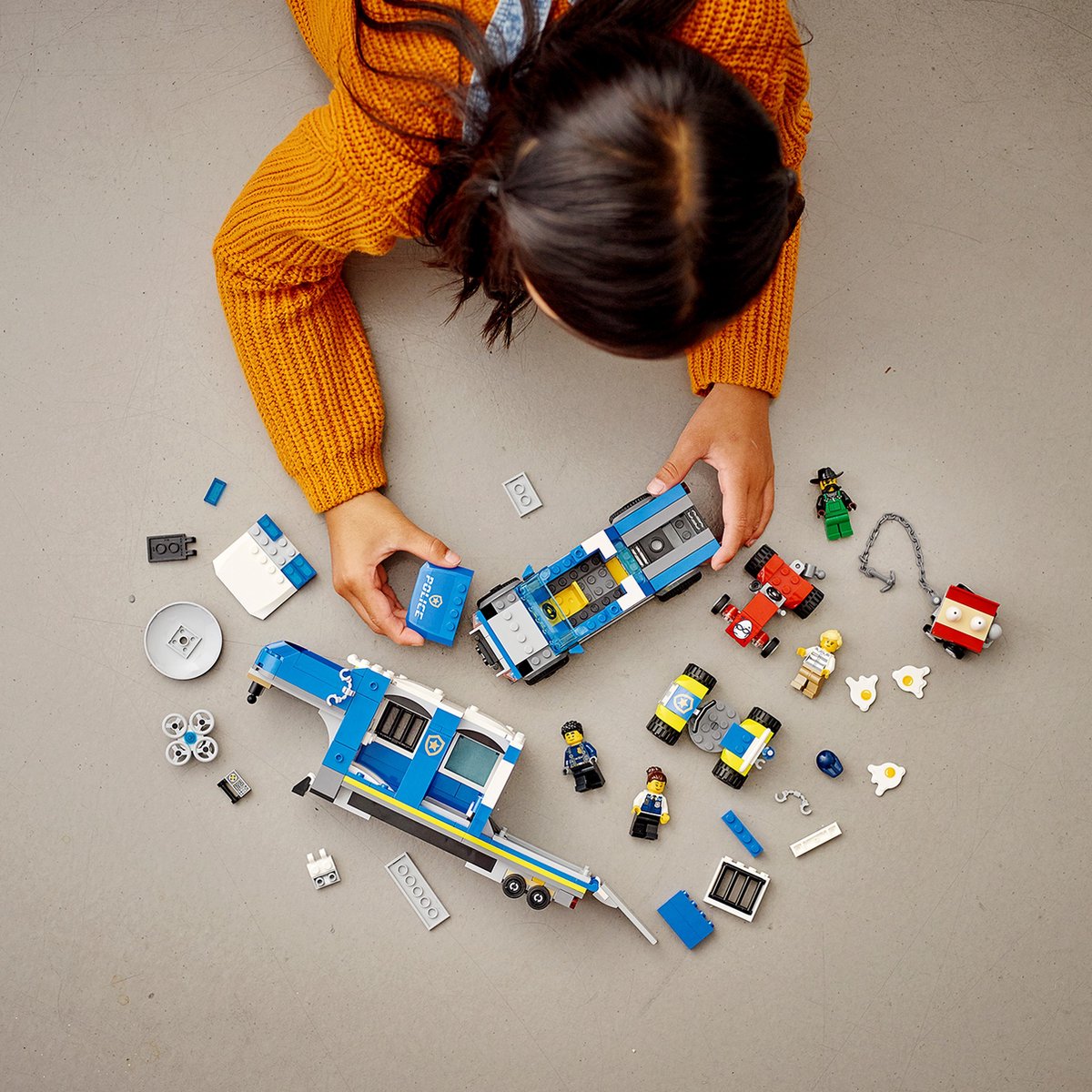 LEGO® City Mobiele commandowagen politie 60315 bouwset voor kinderen vanaf 6 jaar; met een pick-uptruck en aanhanger met gevangenis, een terreinwagen en een drone, een tractor met eier-aanhanger en 4 minifiguren (436 onderdelen) — afbeelding 7