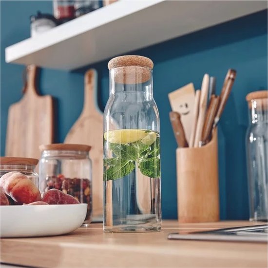 Mikken Blue XL glazen fles 2 liter om zelf te vullen, met zwarte schroefsluiting Mikken Blue XL glazen fles 2 liter om zelf te vullen, met zwarte schroefsluiting