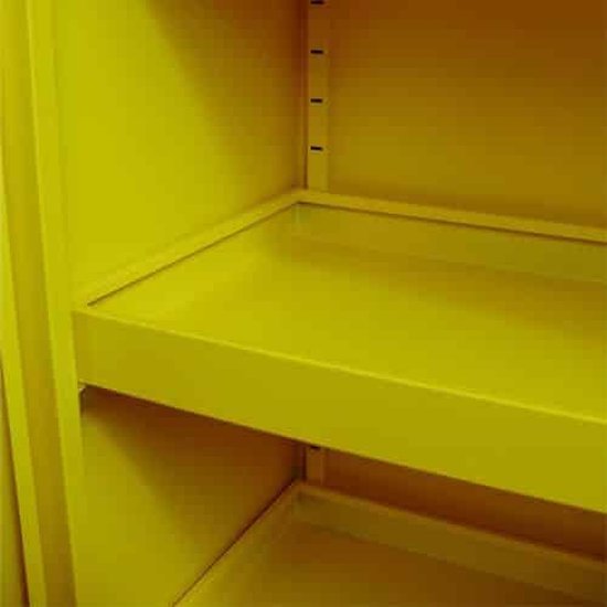 Gele kast met twee schuine schappen aan de zijkant.