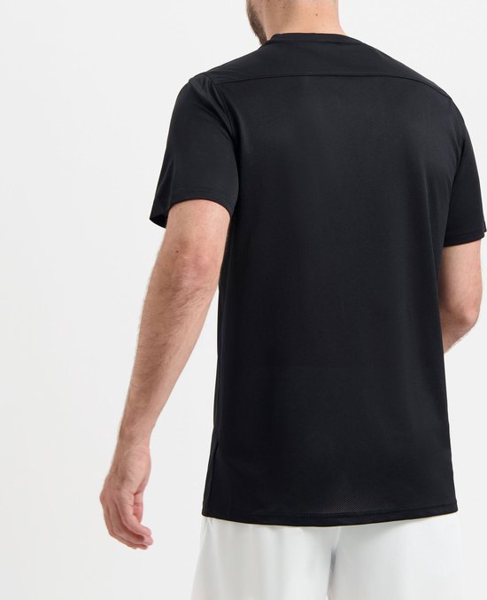 Dos d'un homme portant un t-shirt de sport noir et un short blanc.