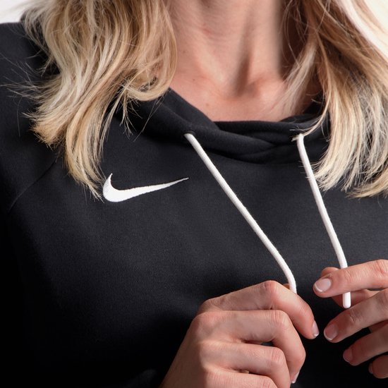 Close-up van zwarte Nike hoodie met witte veters en logo op borst
