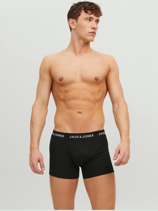 Man met gespierd bovenlichaam draagt zwarte Jack & Jones boxershorts.