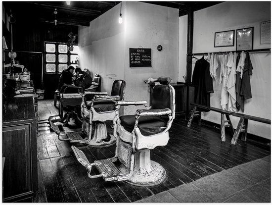 Poster (Mat) - Kapper - Zaak - Barber- Stoelen - Oud- Zwart - Wit - 100x75 cm Foto op Posterpapier met een Matte look