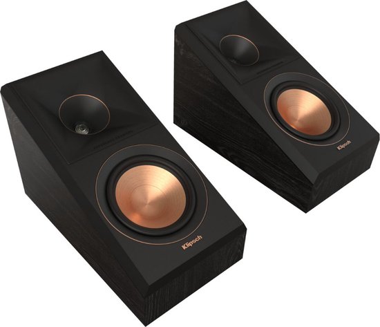 Twee zwarte compacte luidsprekers met schuin oplopende bovenkant en koperkleurige woofers.